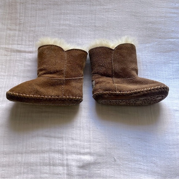 UGG Chestnut Sheepskin Lined Suede Baby Booties Size 2/3 Baby - Picture 7 of 12